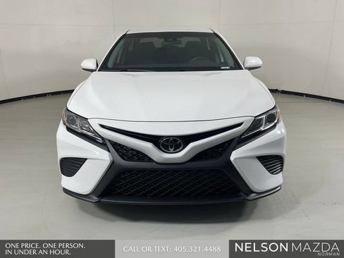 Used 2019 Toyota Camry SE FWD image 2