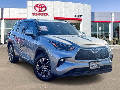 Certified 2024 Toyota Highlander XLE FWD image 1