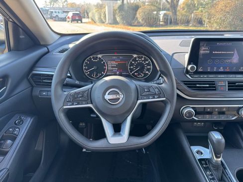 Used 2025 Nissan Altima 2.5 SV image 29