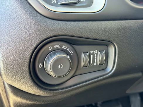 Used 2017 Jeep Renegade Latitude w/ Popular Equipment Group image 23