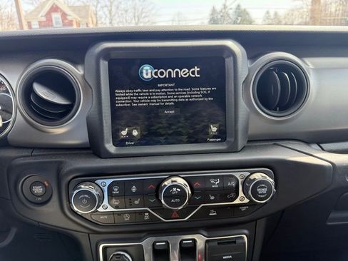 Used 2022 Jeep Wrangler Willys image 12