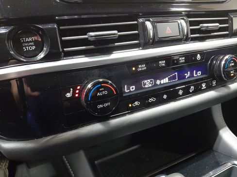 Used 2025 Nissan Pathfinder SL AWD/4WD image 35