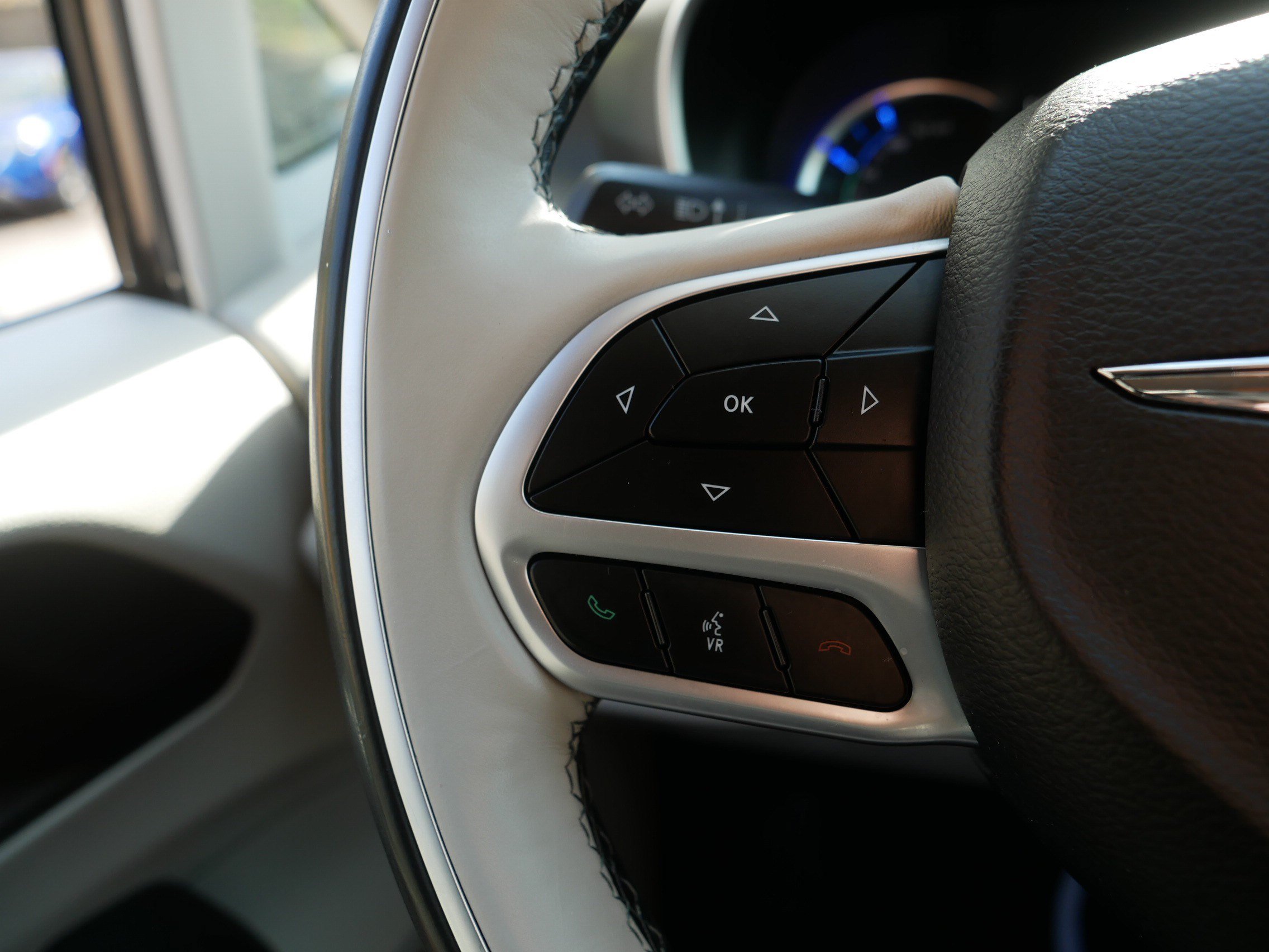 Used 2018 Chrysler Pacifica Limited w/ Advanced Safetytec Group FWD image 28