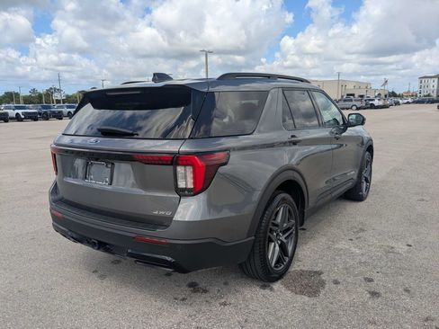 Used 2025 Ford Explorer ST-Line w/ ST-Line Street Pack AWD/4WD image 5