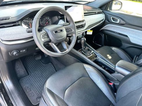 Used 2023 Jeep Compass Latitude w/ Sun and Sound Group AWD/4WD image 18