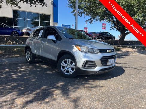 Used 2018 Chevrolet Trax LS image 1