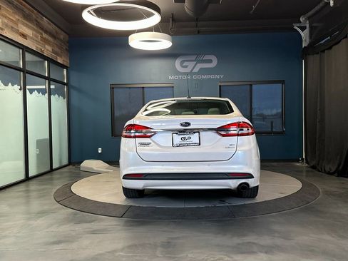 Used 2018 Ford Fusion SE w/ Fusion SE Technology Package image 4