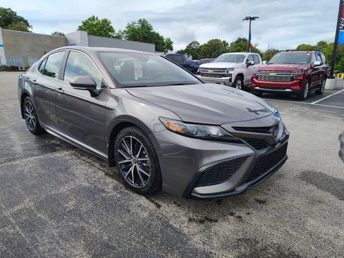Used 2023 Toyota Camry SE w/ Cold Weather Package FWD image 3