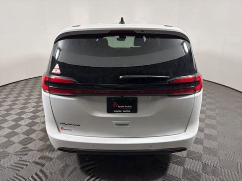 New 2026 Chrysler Pacifica Select image 5