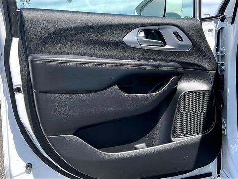 Used 2021 Chrysler Pacifica Touring-L w/ S Appearance Package FWD image 9