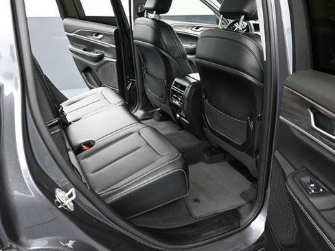 Used 2024 Jeep Grand Cherokee Limited w/ Black Appearance Package AWD/4WD image 16