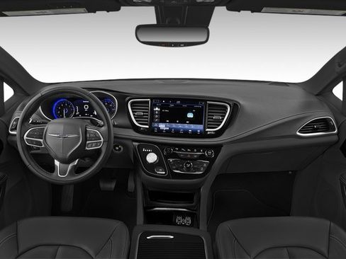 Used 2024 Chrysler Pacifica Limited image 3