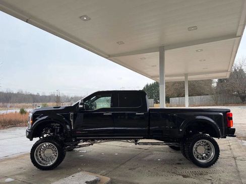 Used 2024 Ford F450 Platinum w/ FX4 Off-Road Package image 4
