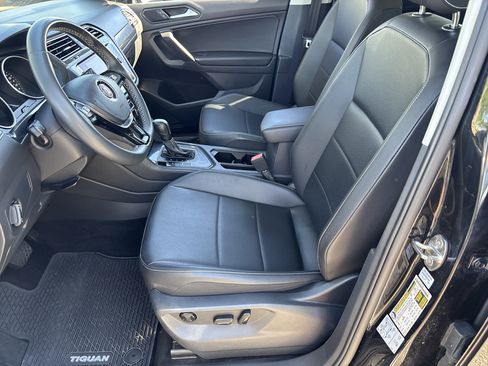 Used 2021 Volkswagen Tiguan SE image 19