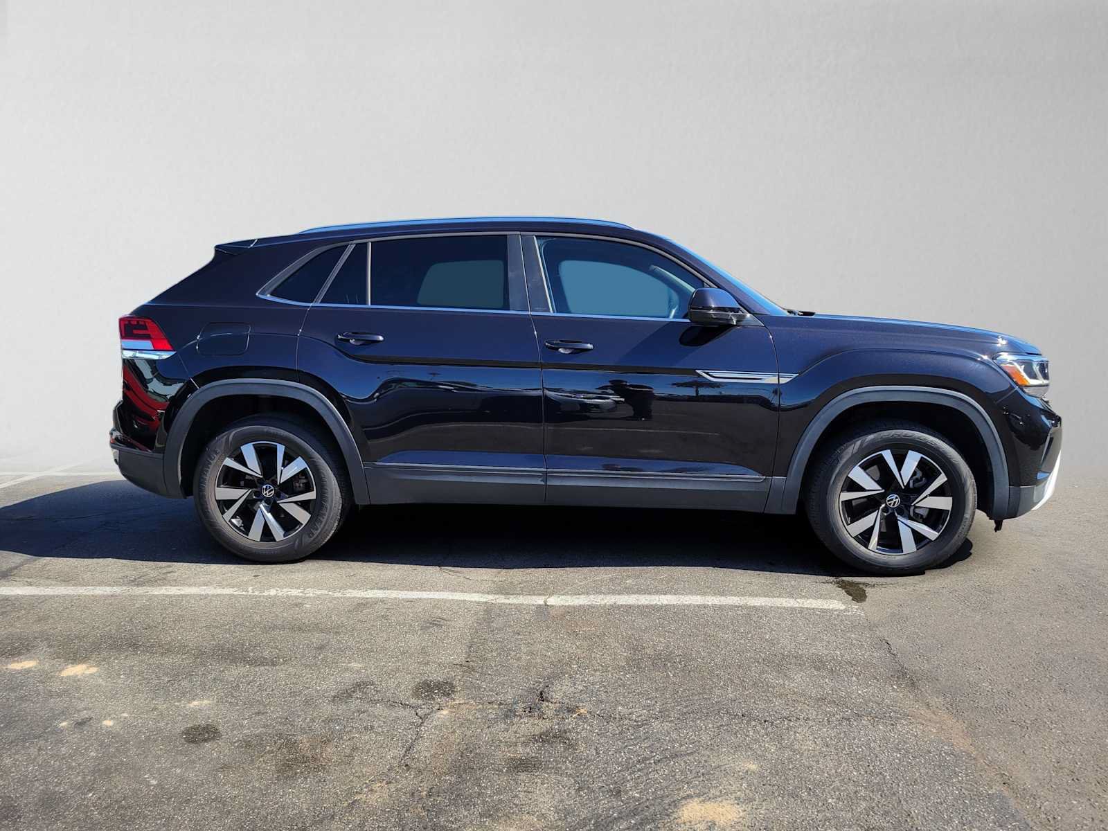 Used 2023 Volkswagen Atlas Cross Sport SE FWD image 2