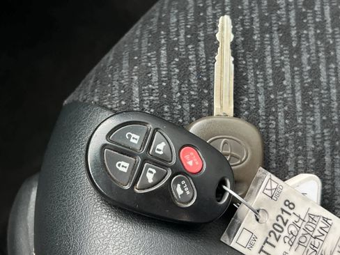 Used 2014 Toyota Sienna SE FWD image 30