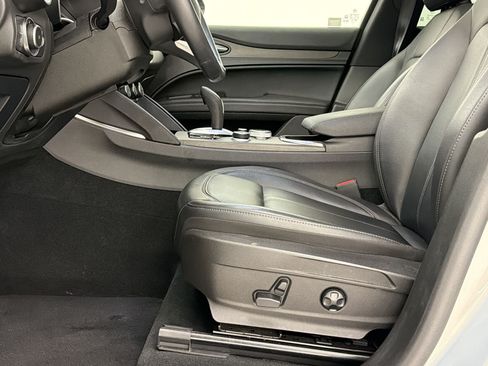 Used 2022 Alfa Romeo Stelvio Ti w/ Active Assist Plus Package AWD/4WD image 4