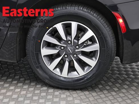 Used 2023 Chrysler Pacifica Limited FWD image 36