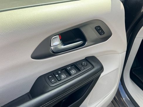 Used 2021 Chrysler Pacifica Touring-L FWD image 20
