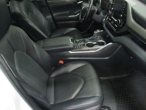 Used 2022 Toyota Highlander Limited image 17