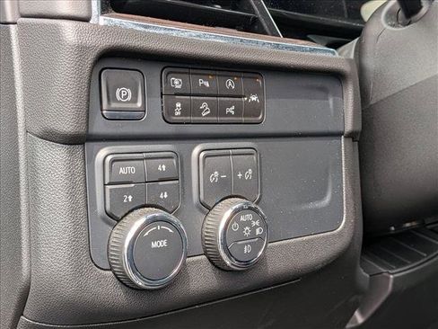 Used 2025 Chevrolet Suburban Z71 AWD/4WD image 14
