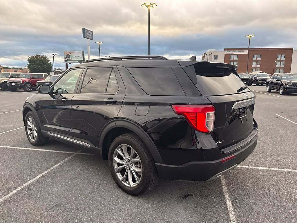Used 2024 Ford Explorer XLT w/ Equipment Group 202A AWD/4WD image 3