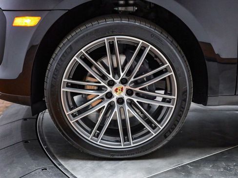 Certified 2025 Porsche Macan image 10