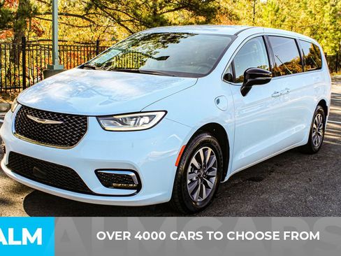 Used 2024 Chrysler Pacifica Select image 3