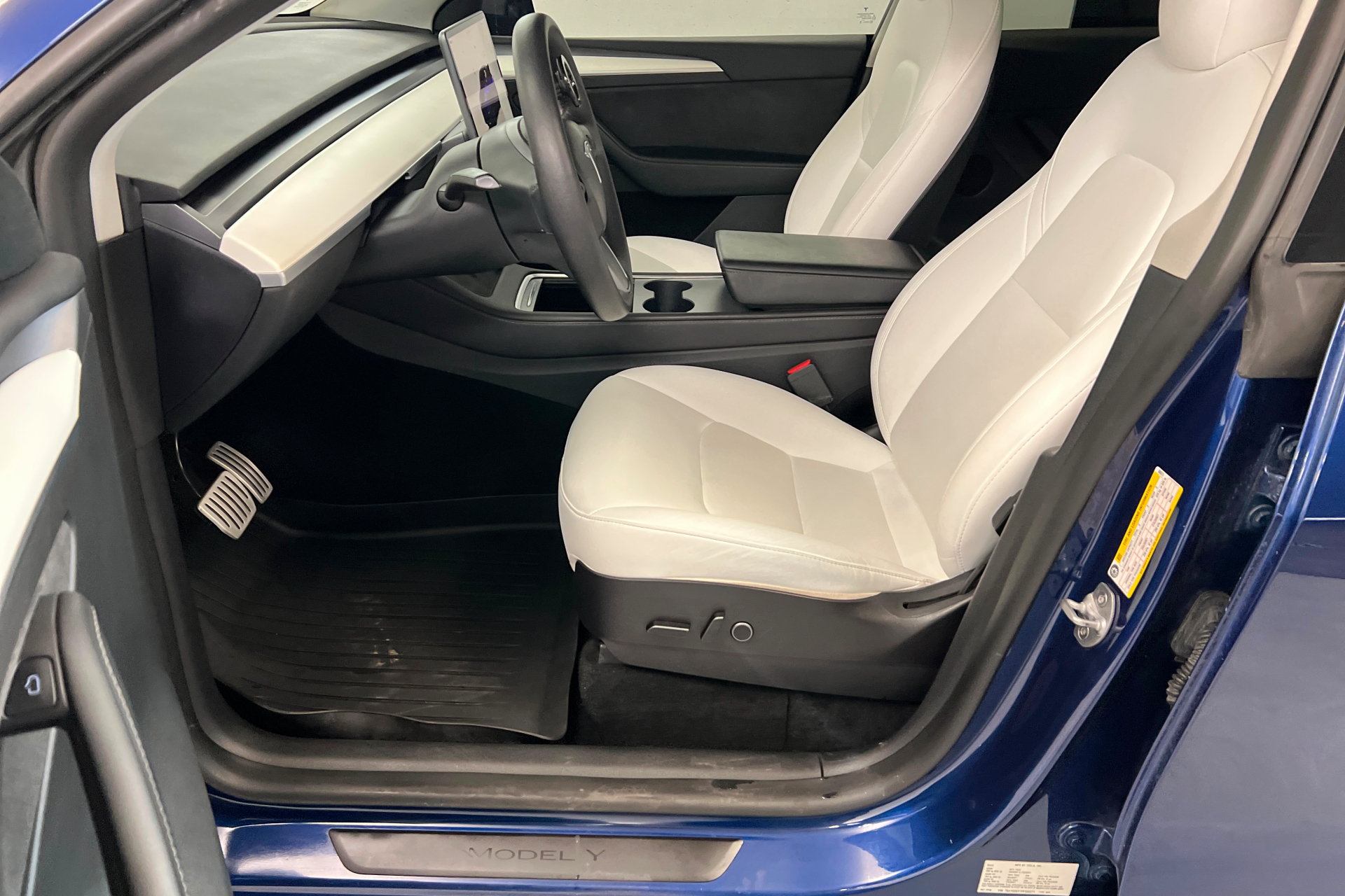 Used 2023 Tesla Model Y Performance AWD/4WD image 18