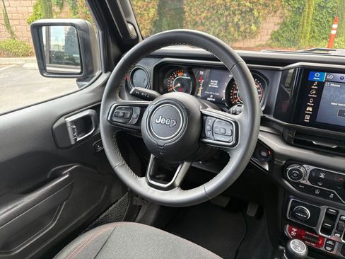 Used 2025 Jeep Wrangler Unlimited Rubicon AWD/4WD image 33