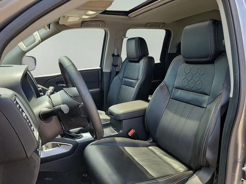 Used 2024 Nissan Frontier SL w/ Technology Package RWD image 11