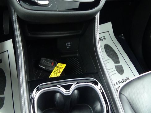 Used 2026 Chrysler Pacifica Limited FWD image 32