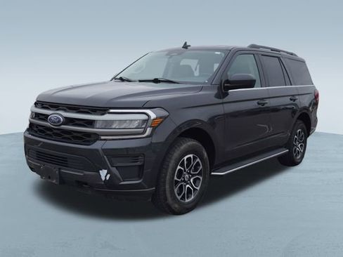 Used 2023 Ford Expedition XLT image 3