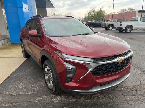 Used 2025 Chevrolet Trax LT FWD image 5