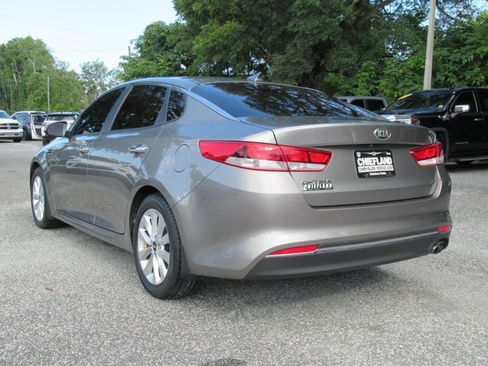 Used 2018 Kia Optima LX w/ 17" Alloy Wheels Package FWD image 5