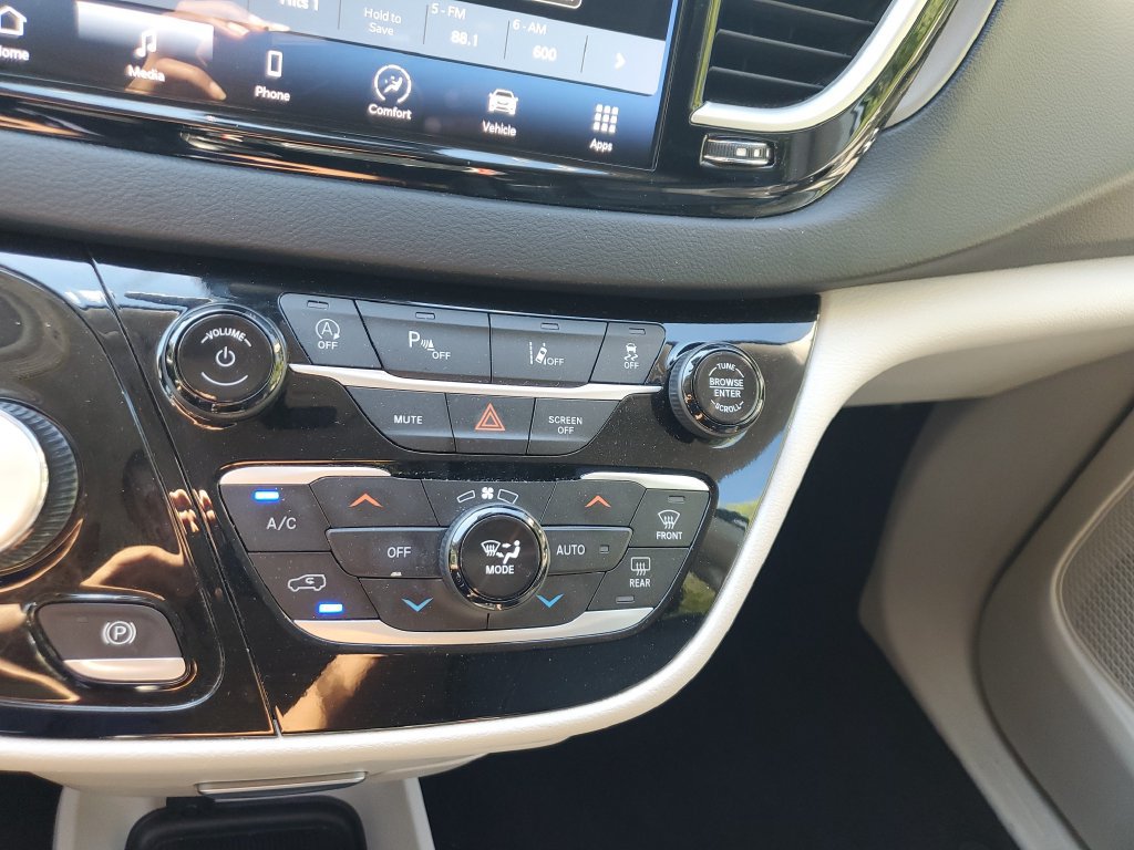 Used 2023 Chrysler Pacifica Touring-L FWD image 22