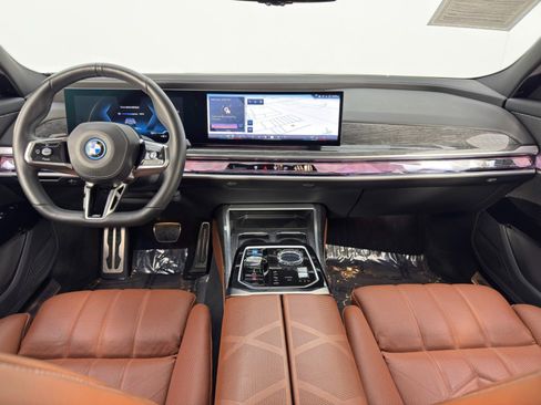 Used 2024 BMW i7 xDrive60 w/ Premium Package image 13
