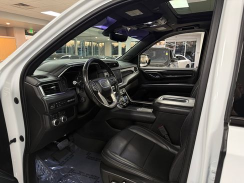 Used 2021 GMC Yukon XL Denali w/ Denali Premium Package image 9