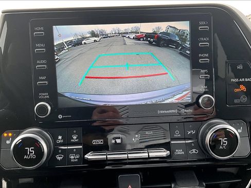 Used 2022 Toyota Highlander XLE image 20