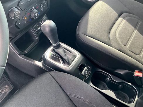 Used 2018 Jeep Renegade Latitude w/ Popular Equipment Group FWD image 16