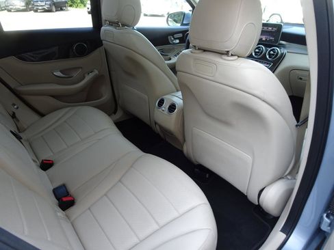 Used 2018 Mercedes-Benz GLC 300 w/ Premium Package image 20