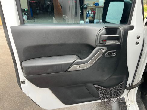 Used 2017 Jeep Wrangler Unlimited Rubicon w/ Connectivity Group image 18