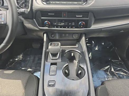 Used 2025 Nissan Rogue SV FWD image 3