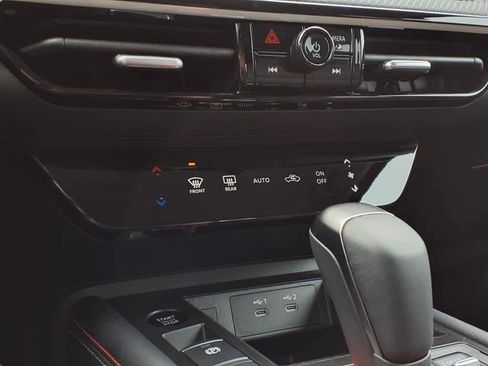 New 2025 Nissan Kicks SR image 19