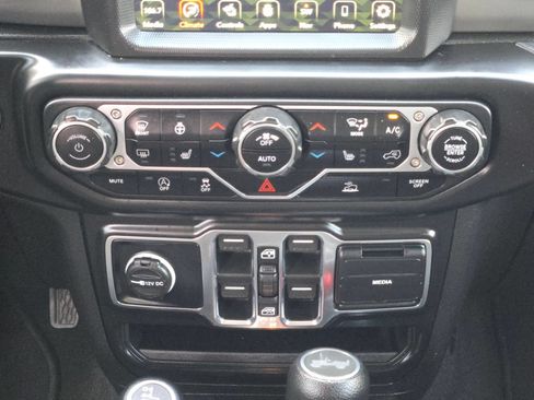 Used 2022 Jeep Wrangler Unlimited Sahara w/ Cold Weather Group AWD/4WD image 18