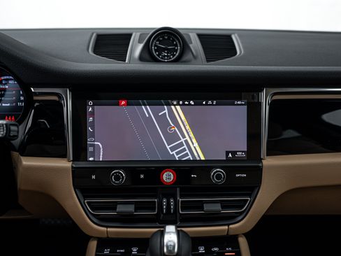 Certified 2026 Porsche Macan AWD/4WD image 25