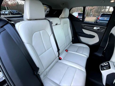 Certified 2023 Volvo XC40 B5 Plus w/ Protection Package Premier image 18