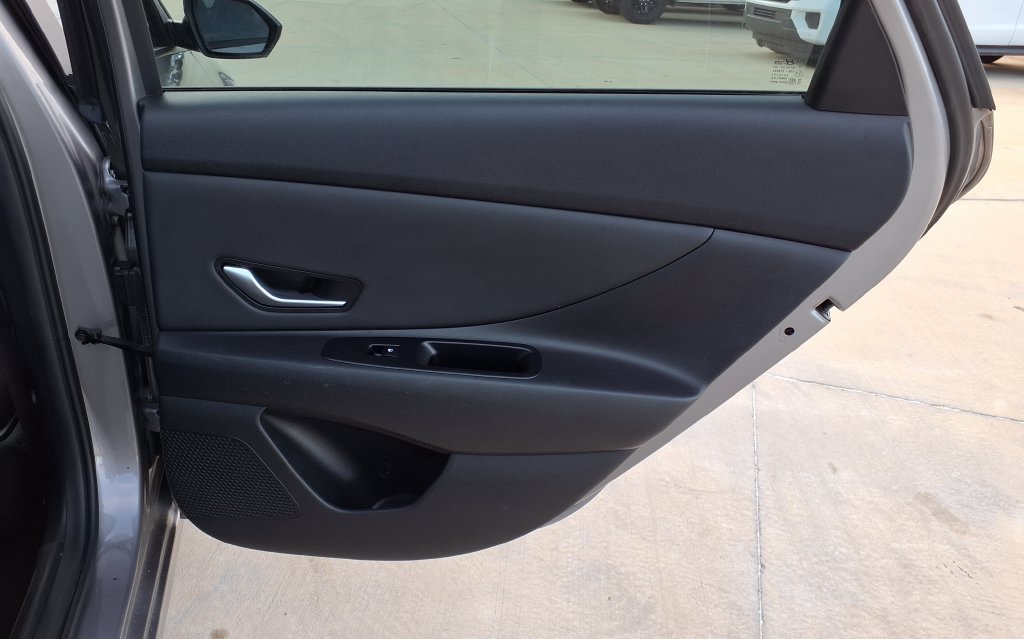 Used 2023 Hyundai Elantra SEL w/ Convenience Package FWD image 12