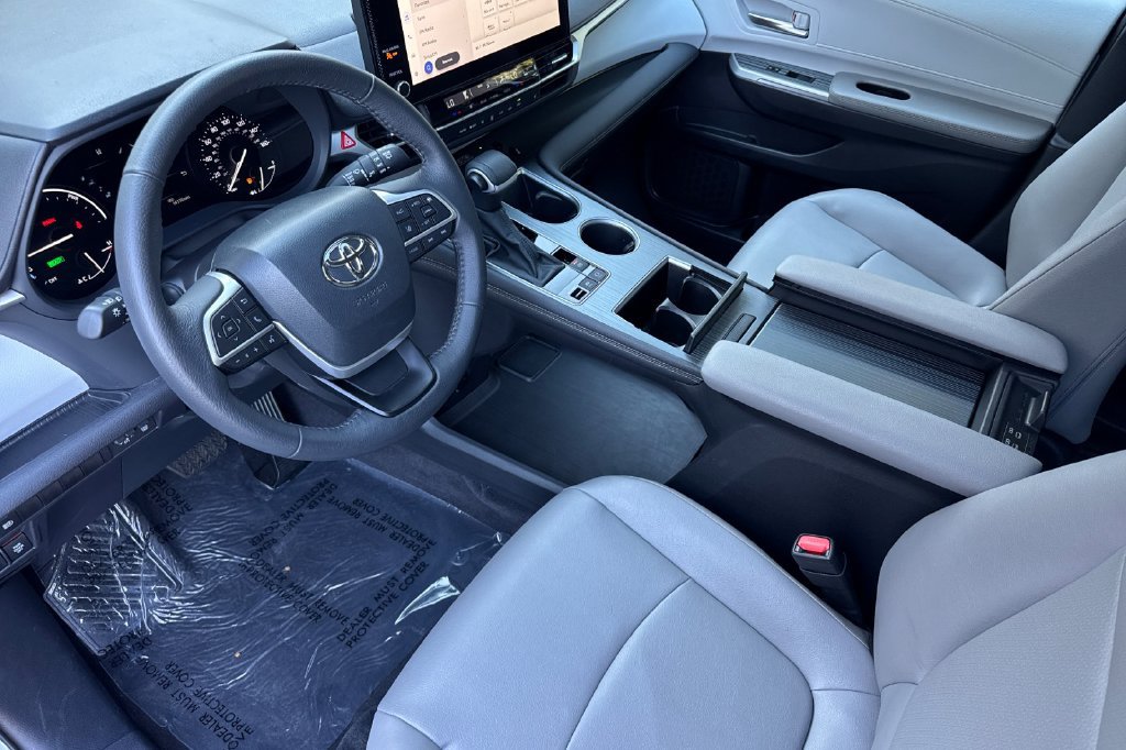 Certified 2025 Toyota Sienna XLE FWD image 9