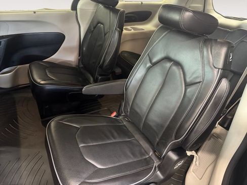 Used 2019 Chrysler Pacifica Limited w/ Tire & Wheel Group FWD image 21